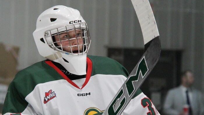 Justin Perreault en train de jouer au hockey.