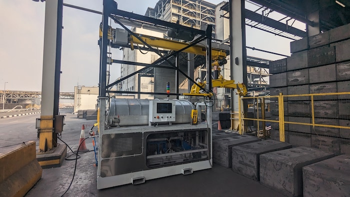 Une machine grise dans une usine.