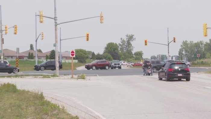 Voitures à l'intersection du chemin Banwell à Windsor.