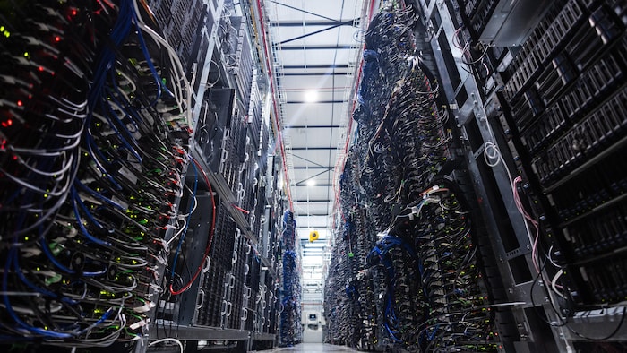 Des serveurs à l'intérieur d'un centre de données.