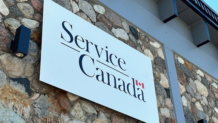 La devanture d'un bureau de Service Canada.