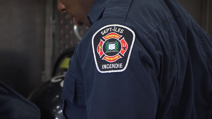Le blason du Service de sécurité incendie de Sept-Îles sur la manche d'un uniforme à la hauteur de l'épaule. On y retrouve notamment la mention prévention et protection.