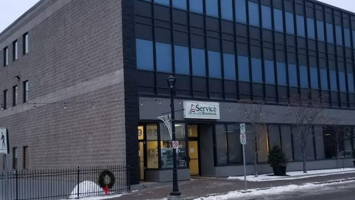 Édifice, extérieur, un peu de neige. 