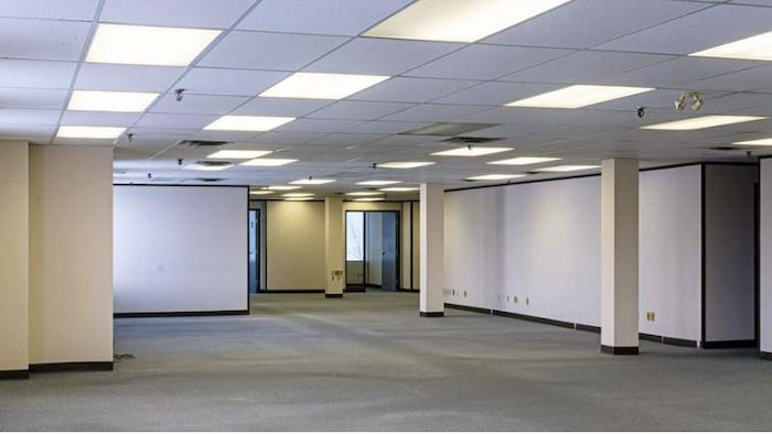 Espace de bureau vacant.