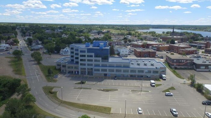 Centre-ville de Bathurst, édifice, stationnement vue du ciel.