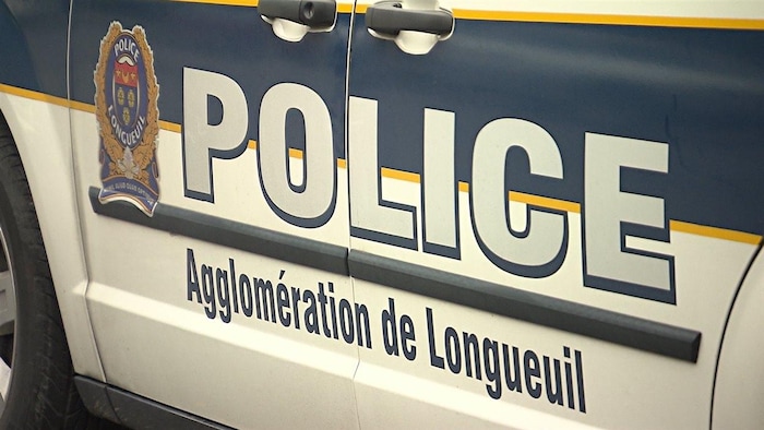 Une voiture du Service de police de l'agglomération de Longueuil.