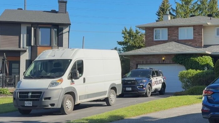 Une présence policière devant une maison d'Ottawa.