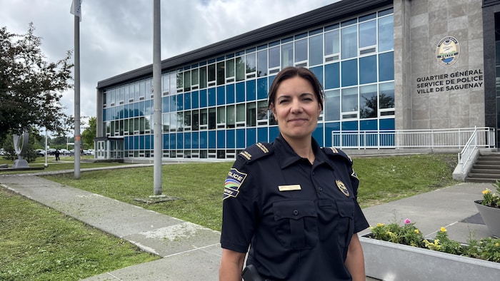 Caroline Darveau pose devant le quartier général de la police de Saguenay.