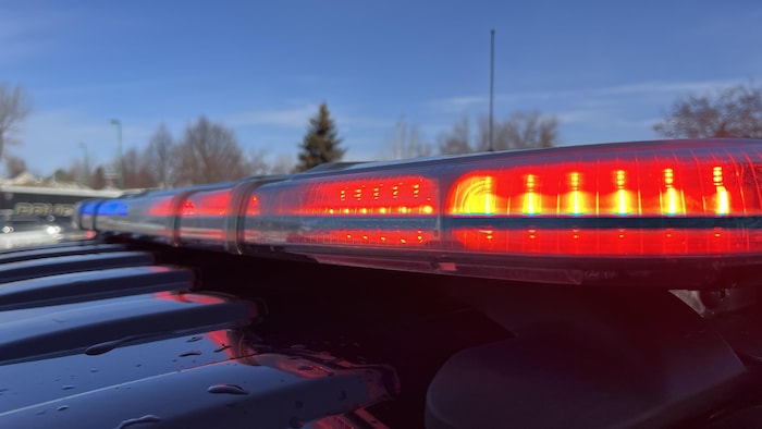 Les gyrophares d'une voiture de patrouille du Service de police de Saguenay.
