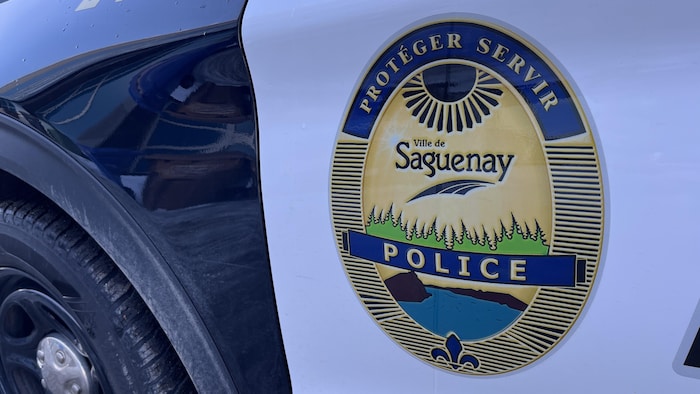 La porte d'une voiture de patrouille du Service de police de Saguenay.