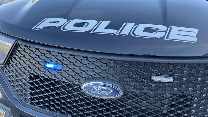 Le capot d'une voiture de patrouille du Service de police de Saguenay.