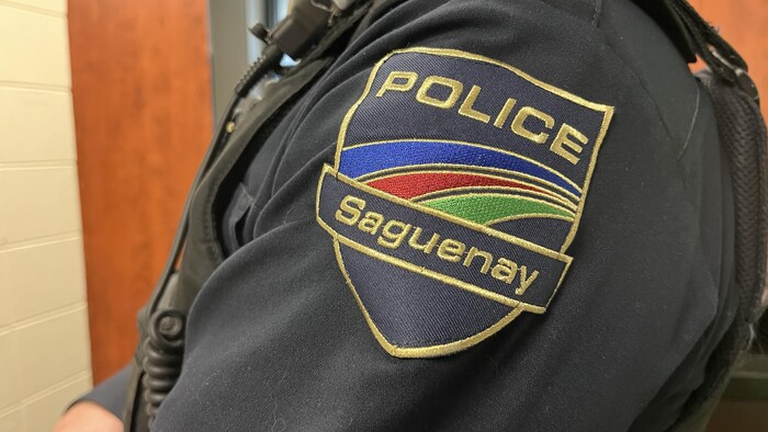 Un écusson sur un uniforme du Service de police de Saguenay.