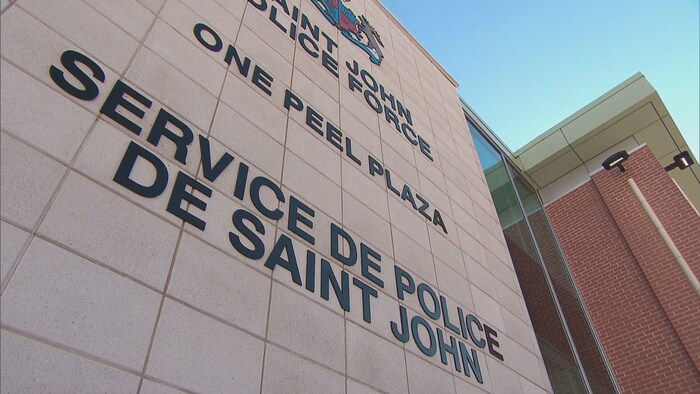 L'affiche extérieure du Service de police de Saint-Jean.