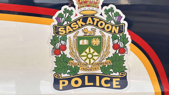 Les armoiries du Service de police de Saskatoon, en Saskatchewan, le 14 décembre 2023.