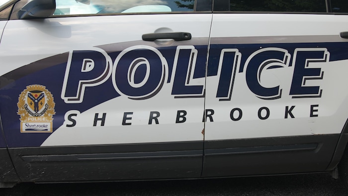 La portière d'un véhicule de patrouille du Service de police de Sherbrooke.