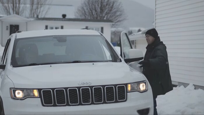 Un bénévole monte à bord de sa voiture pour accompagner une dame à un rendez-vous médical. 