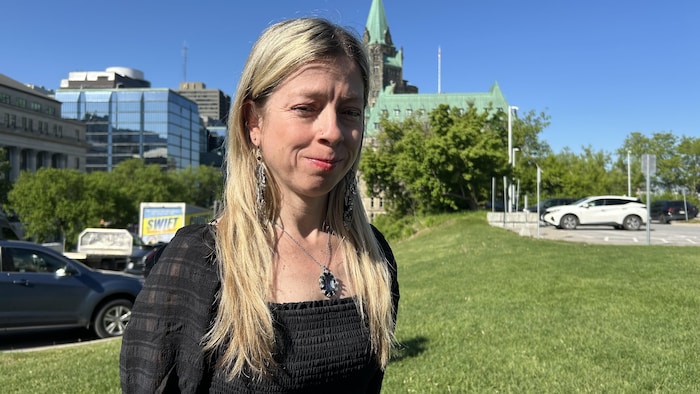 Andréanne Larouche devant le Parlement à Ottawa.