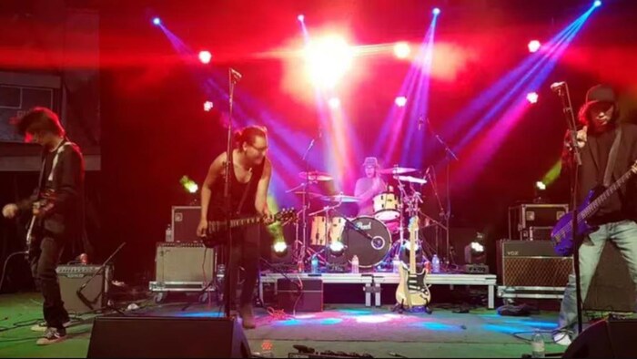 Le groupe Constant Reminder sur scène.