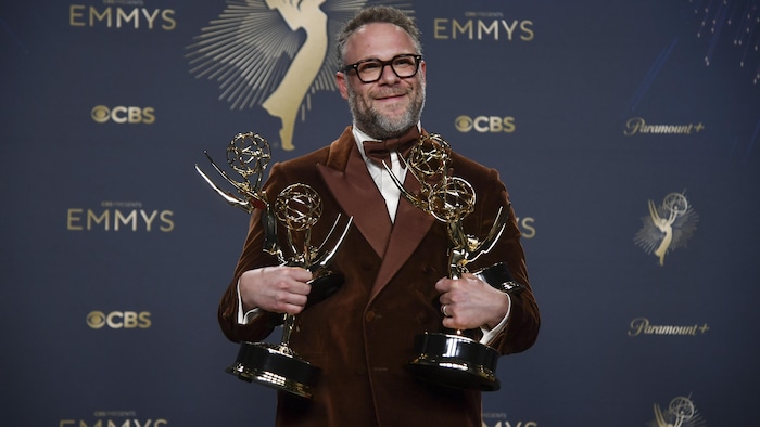 Seth Rogen avec deux trophées dans les mains.