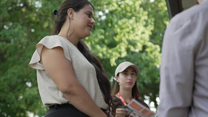Fatima Shaban et une bénévole discutent avec une électrice potentielle.