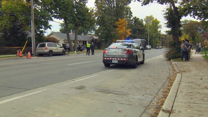 Une autopatrouille sur la scène d'un accident mortel.