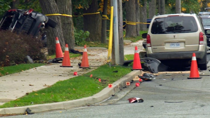 Deux véhicules accidentés en bordure de route.