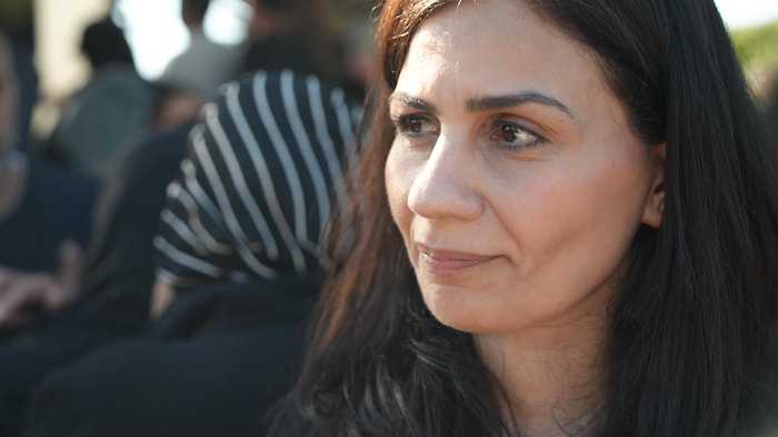 Une femme regardant au loin.