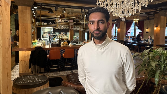 Un homme dans un restaurant.