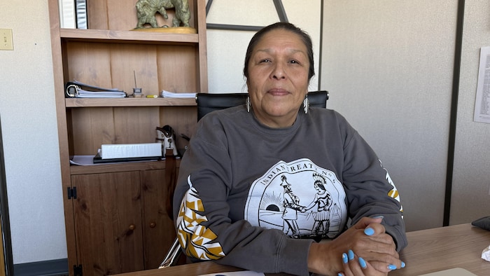 Une dame à son bureau.