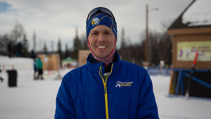 Shannon Chartré avec sa tenue des Jeux d'hiver de l'Arctique 2024, à Mat-Su en Alaska.