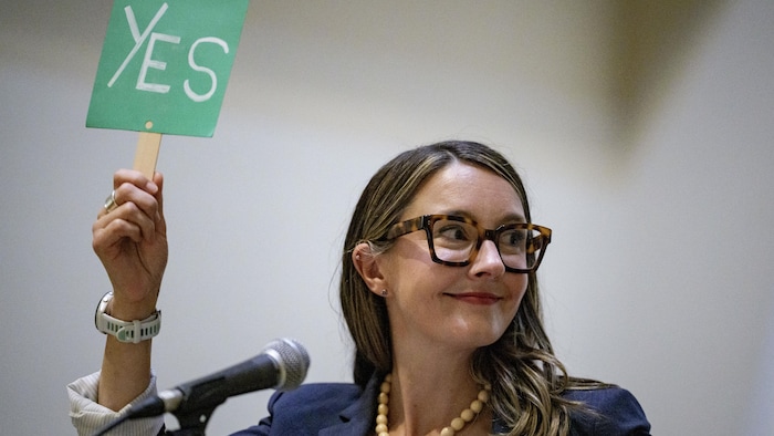 Shannon Devine participe à un débat organisé à la Calvary Baptist Church de Toronto le 19 août 2026, en amont d’une élection partielle fédérale dans la circonscription de Beaches-East York.