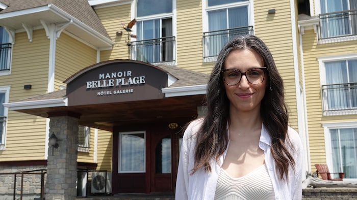 Portrait d'Héloïse Tanguay-Beaumont, devant le Manoir Belle Plage.