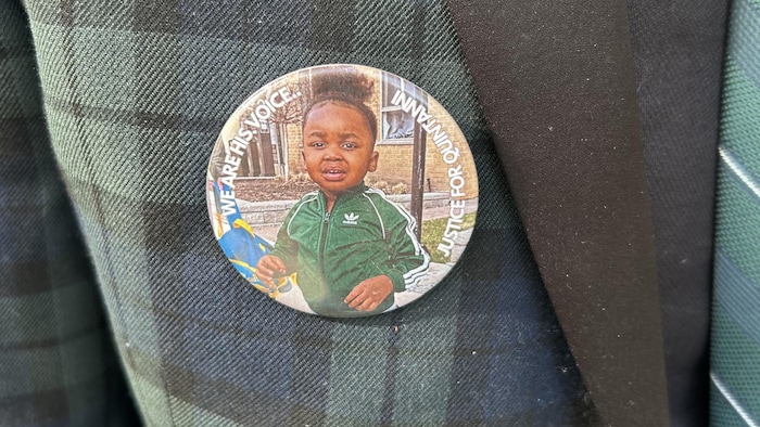 Un détail de la boutonnière d'un veston.