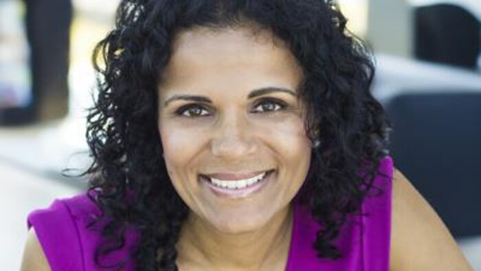 Sharleen Kalayil sourit pour la photo.