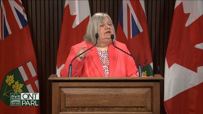 Sharon Richer au podium à un point de presse.