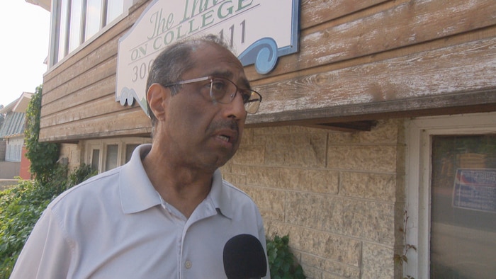 Shaukat Hayat qui parle au micro d'un journaliste. 