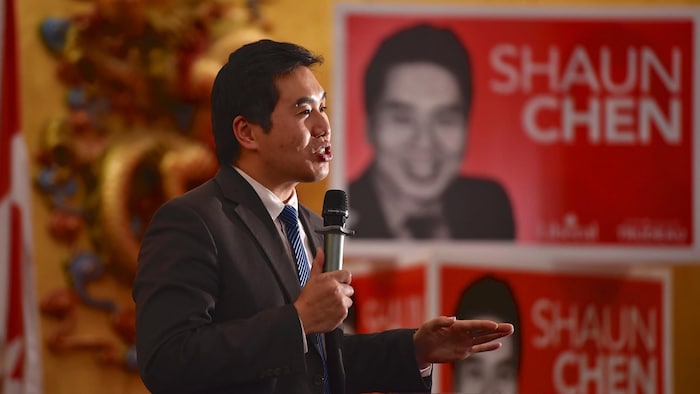 Shaun Chen donne un discours.