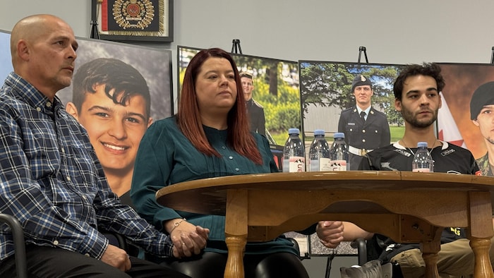 Le père, la mère et le frère de Shaun Farrell à une table, avec des images de Shaun en arrière.