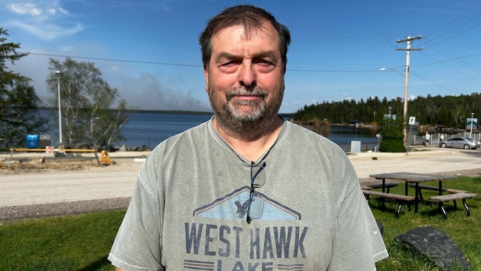 Shaun Harbottle devant un lac.