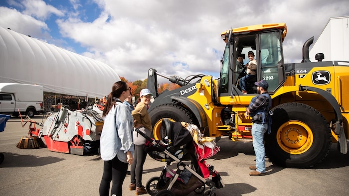 Un tracteur et des citoyens.