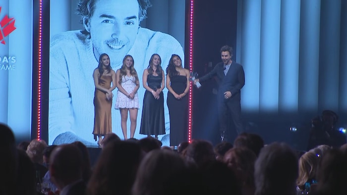 Le cinéaste montréalais Shawn Levy sur scène.