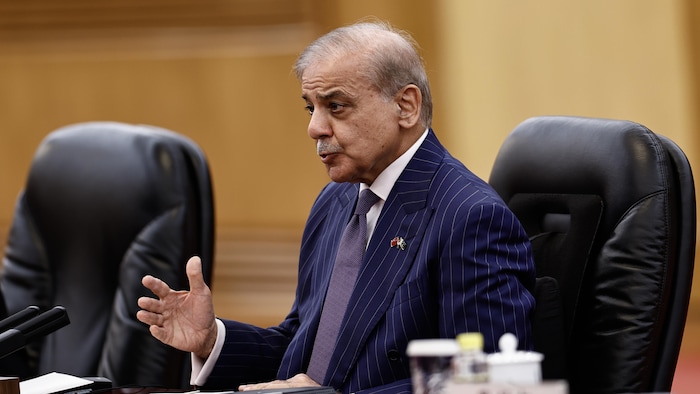 Le premier ministre pakistanais Shehbaz Sharif participe à une réunion avec le président chinois Xi Jinping (absent de la photo) au Grand Hall du Peuple, le 25 mai 2026 à Pékin, en Chine.