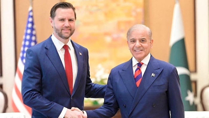 Shehbaz Sharif et J.D. Vance se serrent la main.