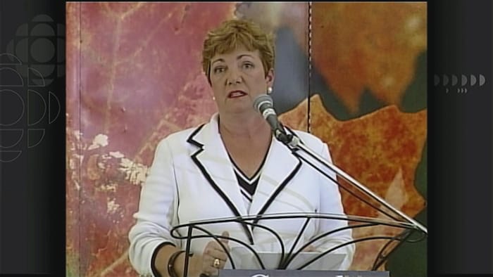 Sheila Copps faisant un discours.