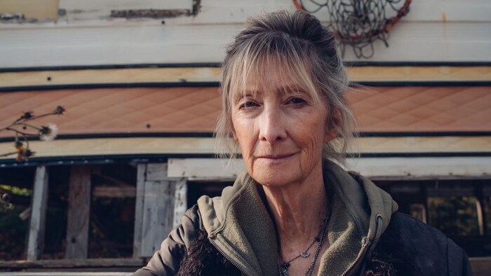 Sheila McCarthy dans un décor du film.