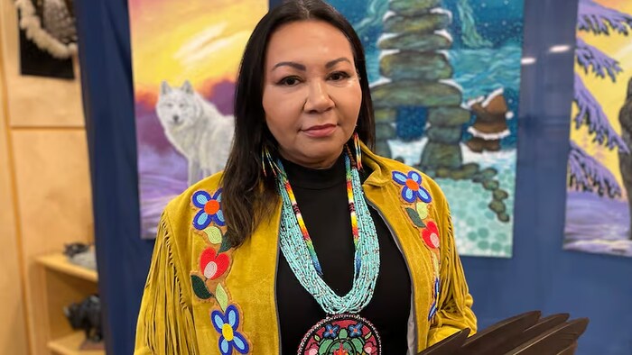 Sheila North, une femme autochtone, avec des habits traditionnels.