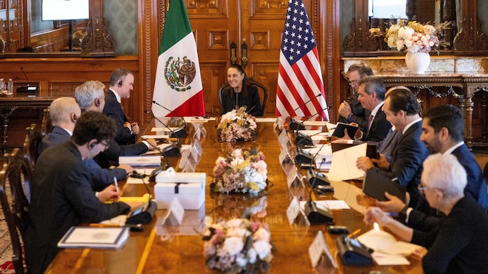 La présidente mexicaine Claudia Sheinbaum rencontre le représentant américain au Commerce, Jamieson Greer, au Palais national de Mexico, le 20 avril 2026, dans le cadre de discussions portant sur la révision des accords commerciaux Canada–États-Unis–Mexique. 