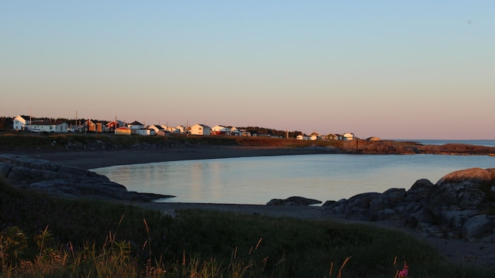 Une vue panoramique du littoral nord-côtier baigné par la lumière de fin de journée.