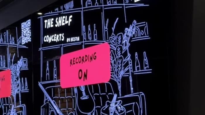 Un écran pour indiquer que le concert est en cours d'enregistrement et filmé.