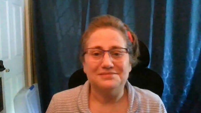 Une femme interviewée par vidéoconférence.